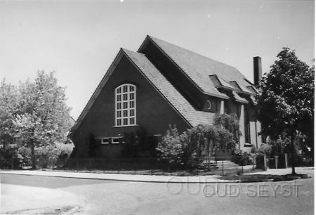 Oude Arnhweg-1976-001.jpg - Apostolische Gemeenschap Hersteld. Gelegen aan de Oude Arnhemseweg (nr. 208) en gebouwd in 1939. De bouwkosten bedroegen toen ƒ.26.600,-. Foto gemaakt in 1976.